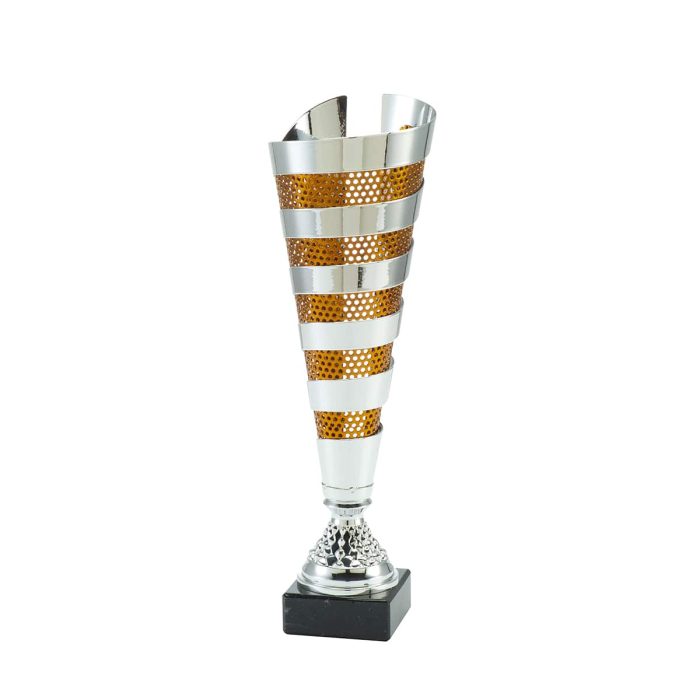 Stor silverpokal med bronsdetaljer och marmorsockel