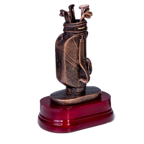 Statyett av en golfbag på en träsockel