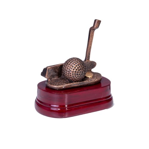Statyett av en putter och golfboll på en träsockel