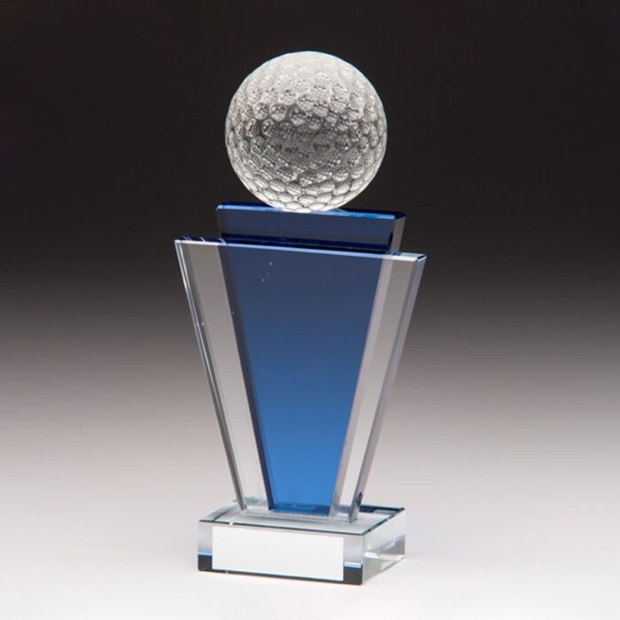 Golf-tematiserad sporttrofé, detaljrik design med golfklubba och boll, på en sockel.