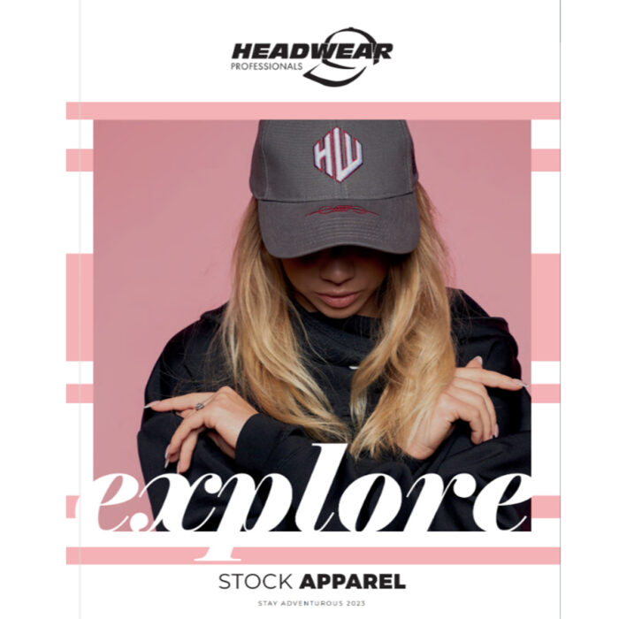 Omslag för 'Headwear' katalog, visar ett sortiment av huvudbonader, ren och professionell layout.