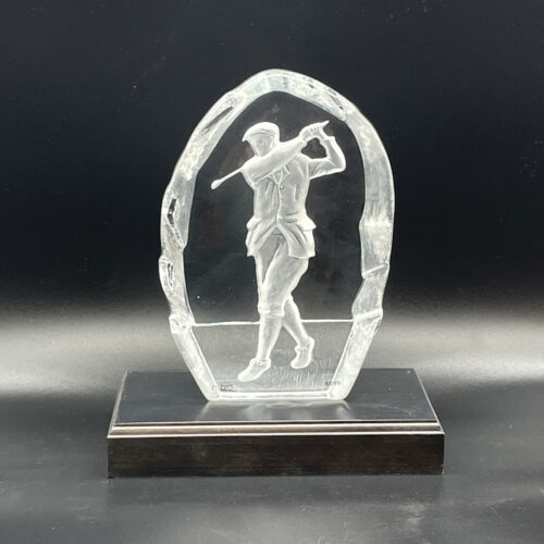 Glasblock med golfmotiv, dekorativt och minnesvärt föremål med golfscen.