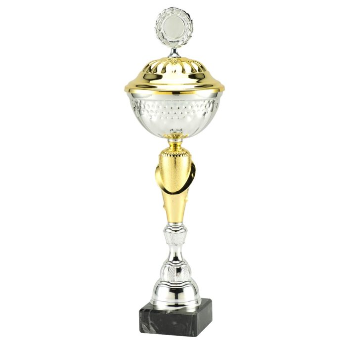 Pokal i guld- och silverfärg men lock, med svart marmorsockel.