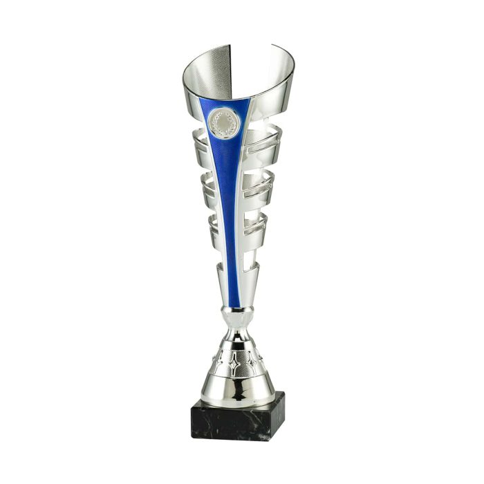 Silverpokal med blå detalj och svart marmorsockel