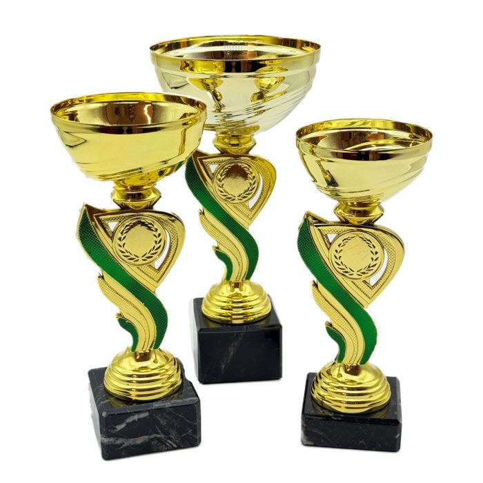 Tre pokaler i guld med grönt inslag på pelaren och svart marmorsockel.