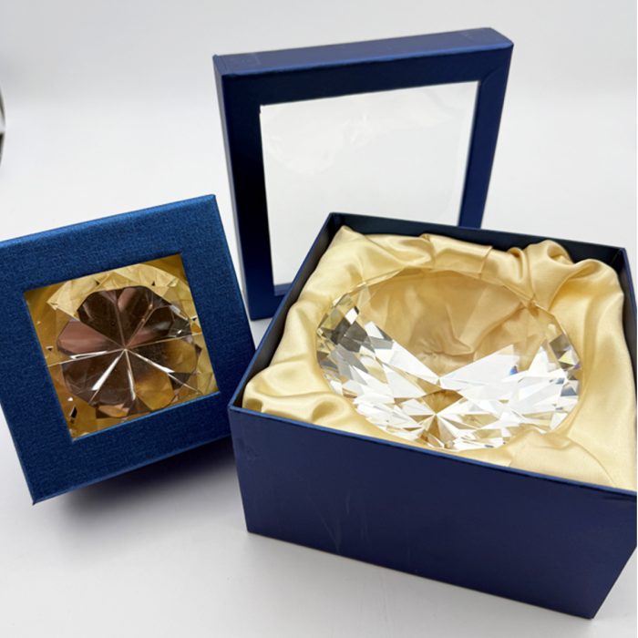 Exklusivt glas med formen som en diamant med box
